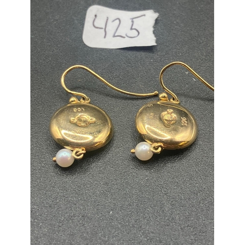 425 - A pair of pearl and MOP disc earrings, 9ct, 3.2 g