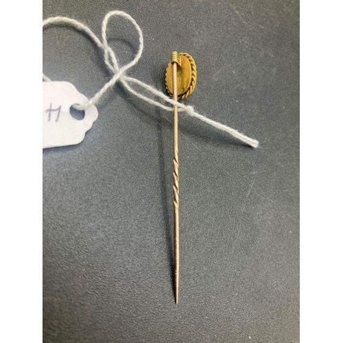 441 - A early Victorian garnet set carbuncle stick pin with rope twist decoration and screw top 18ct gold