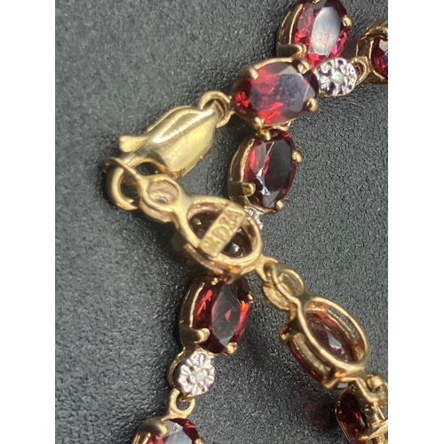 443 - A pretty garnet and diamond bracelet 9ct 7 inch 5 g