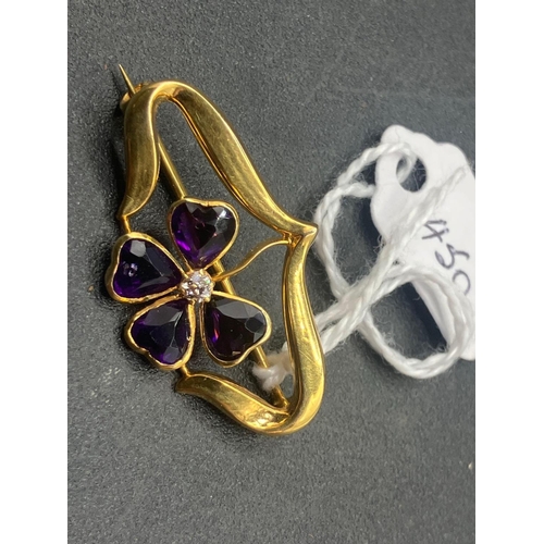 450 - A FINE HEART SHAPED FOUR LEAF CLOVER BROOCH SET IN AMETHYST WITH DIAMOND 15CT GOLD