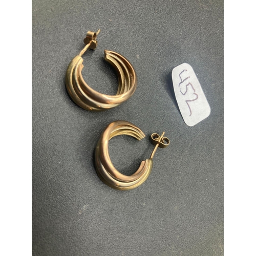 452 - A pair of three colour gold earrings, 4.7 g