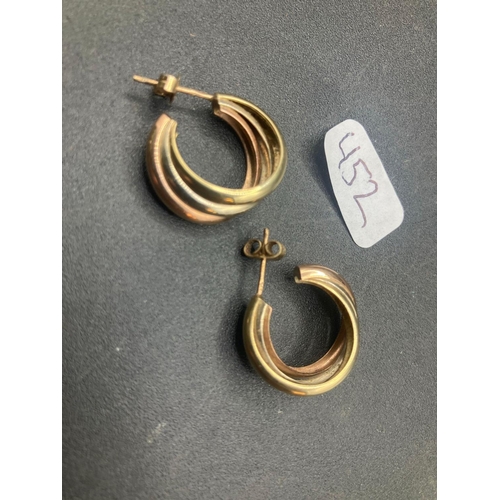 452 - A pair of three colour gold earrings, 4.7 g