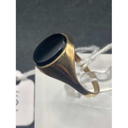 481 - A gents onyx ring, 9ct, size T, 2.4 g