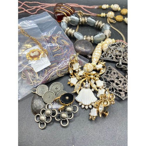 316 - A bag of assorted costume jewellery weighing 315g