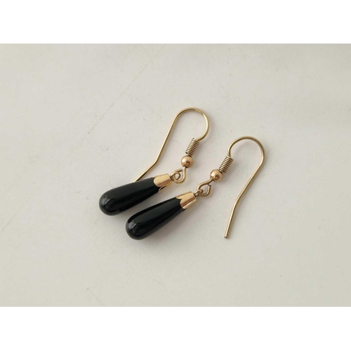 100 - A pair of onyx drop earrings 9ct