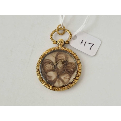 117 - A Georgian cased memorial pendant with glazed centre compartment 15ct gold