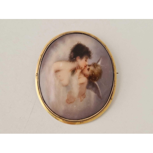 119 - A EDWARDIAN MOUNTED PORCELAIN PLAQUE DEPICTING A BARE BREASTED WOMEN BEING KISSED BY A CHERUB 67MM X... 