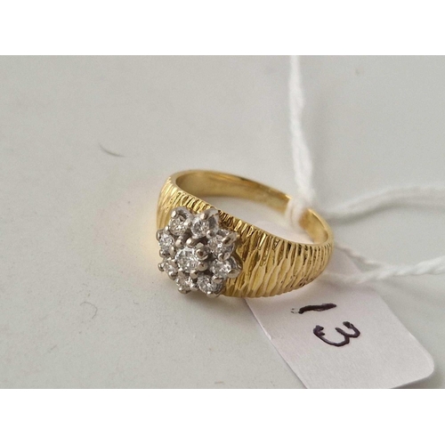 13 - A DIAMOND CLUSTER RING WITH TEXTURED SHANK 18CT GOLD SIZE K 4.7 GMS