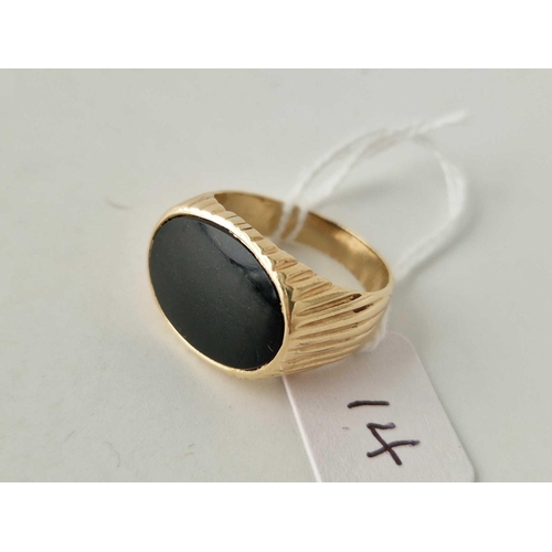 14 - A ONYX SET OVAL SIGNET RING WITH RIBBED DECORATION 14CT GOLD SIZE Q 8.1 GMS