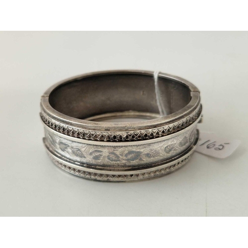 165 - A wide vintage silver hinged bangle 41g