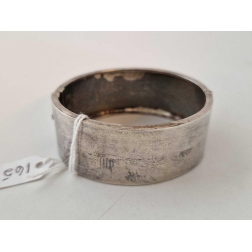 165 - A wide vintage silver hinged bangle 41g