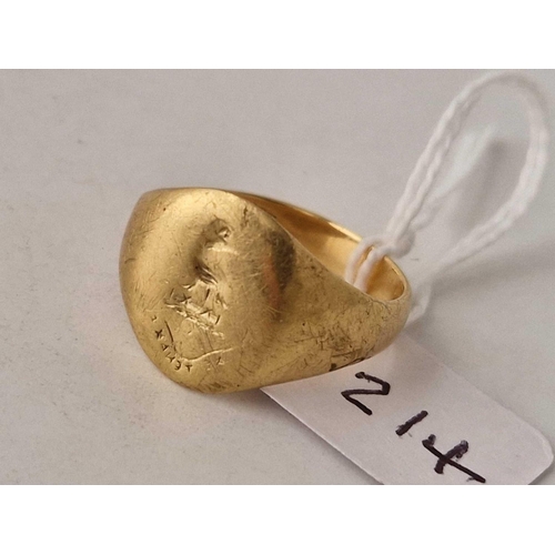 214 - A OVAL SIGNET RING WITH AN INTAGLIO CARVED SEAL TO THE TOP 18CT GOLD SIZE Q 5.7 GMS