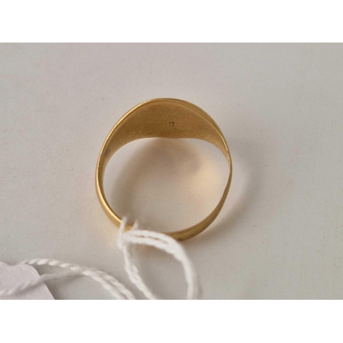 214 - A OVAL SIGNET RING WITH AN INTAGLIO CARVED SEAL TO THE TOP 18CT GOLD SIZE Q 5.7 GMS