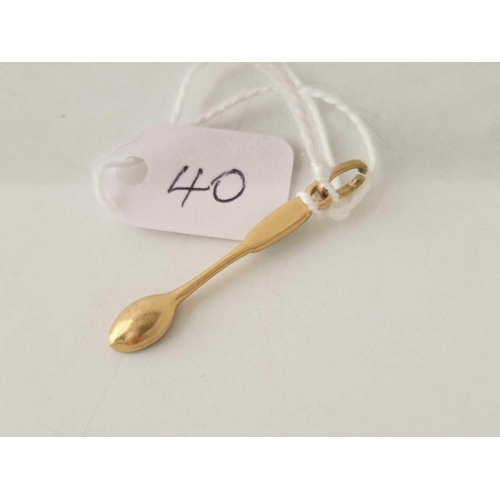 40 - A unusual high carat spoon charm 1.5 gms