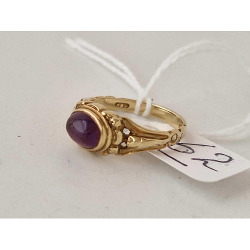 62 - A vintage fancy cabochon amethyst 9ct ring size O 3.2g