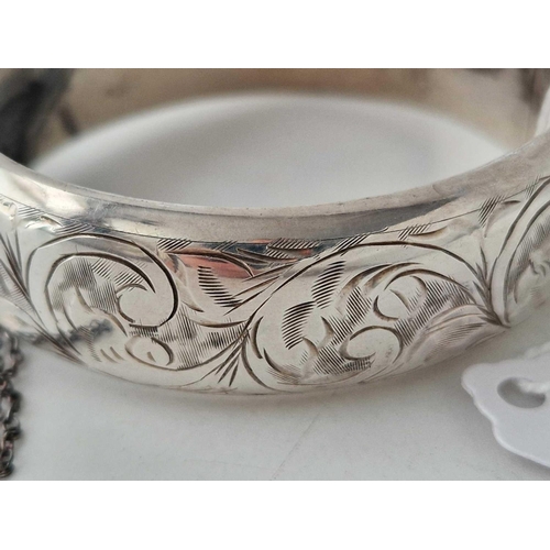 81 - A hinged silver bangle 30 gms