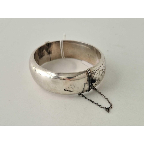 81 - A hinged silver bangle 30 gms