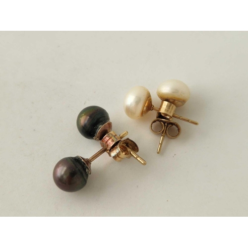 99 - Two pairs of pearl stud earrings 9ct