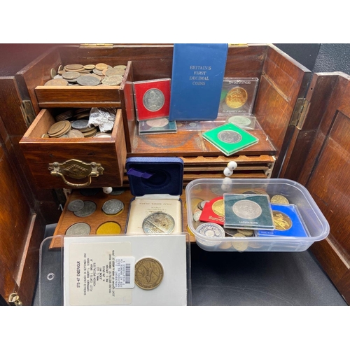 1173 - Oak coin cabinet with coins