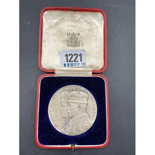 1221 - Large silver 1935 Jubilee Medallion. 87g