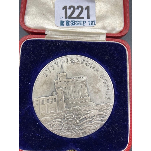 1221 - Large silver 1935 Jubilee Medallion. 87g