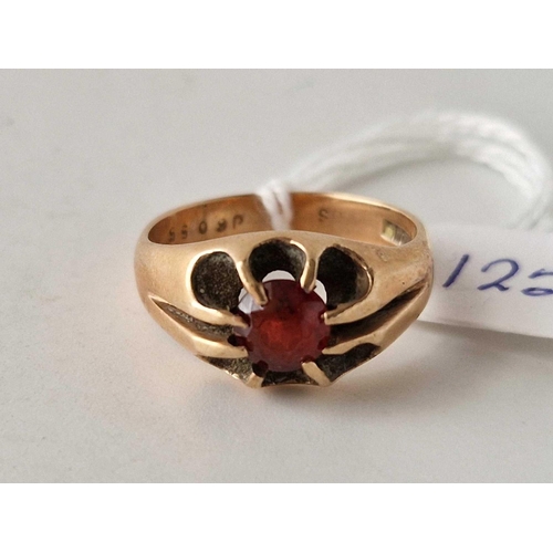 125 - A garnet ring 9ct size R 5.5 gms