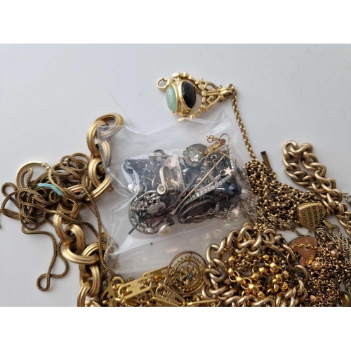 14 - A bag of assorted yellow metal jewellery