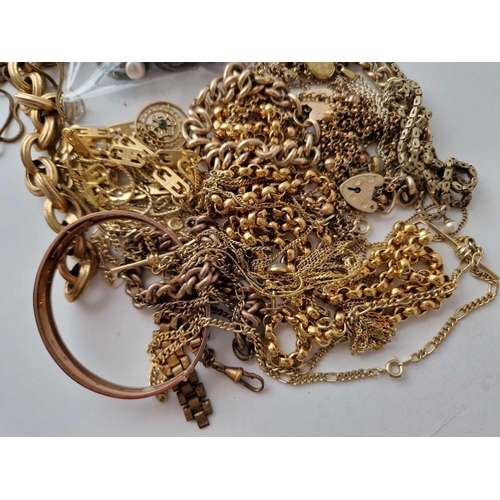 14 - A bag of assorted yellow metal jewellery