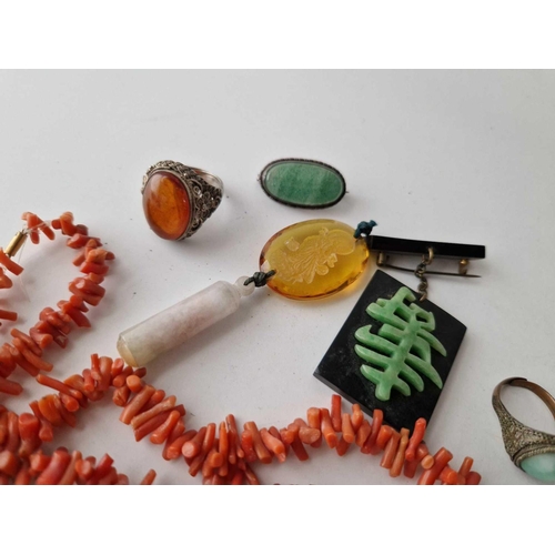 16 - A bag of assorted jade and coral jewellery