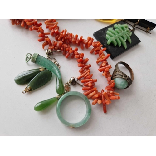 16 - A bag of assorted jade and coral jewellery