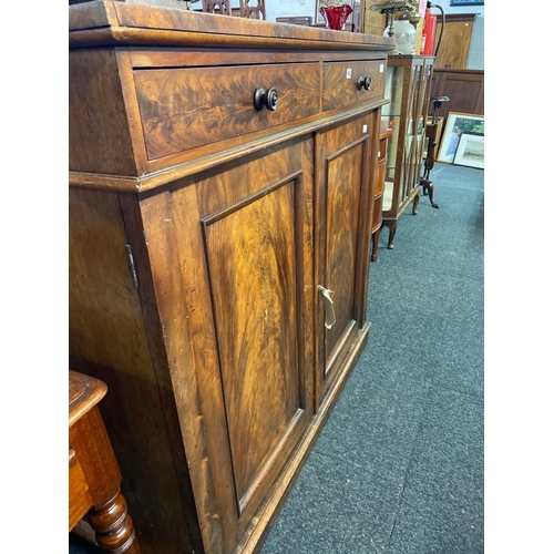 1708 - A good quality mahogany linen press with drawers and shells behind doors