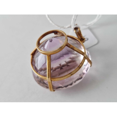 19 - A VERY LARGE GOLD MOUNTED FACETED AMETHYST PENDANT