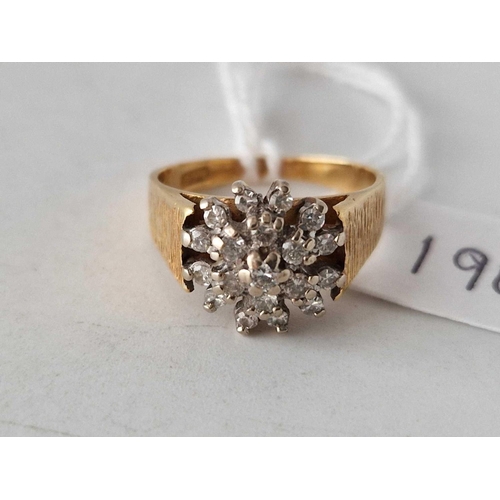 190 - A DIAMOND CLUSTER RING 18CT GOLD SIZE K 4.9 GMS