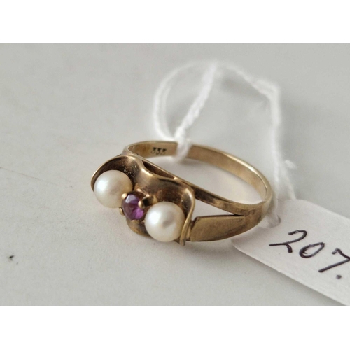 207 - A pearl and amethyst ring 8ct size N 2.5 gms