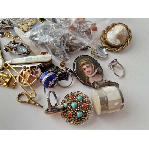 215 - A bag of assorted costume jewellery etc