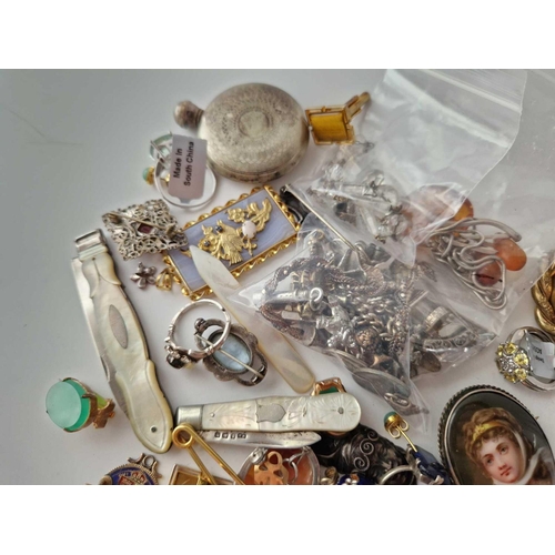 215 - A bag of assorted costume jewellery etc