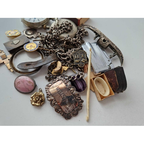 216 - A bag of assorted costume jewellery etc