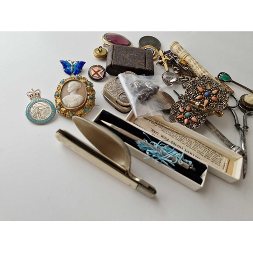 217 - A bag of assorted costume jewellery etc