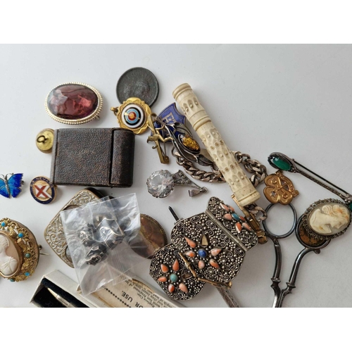 217 - A bag of assorted costume jewellery etc