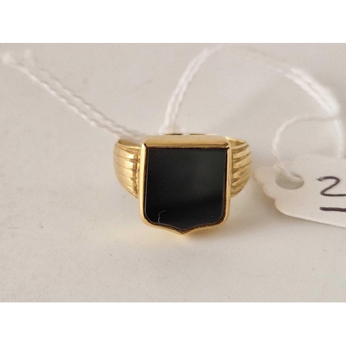 243 - An antique shield shaped onyx 18ct gold signet ring size P 4.2g