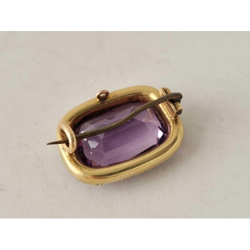 273 - Vintage amethyst and pearl 15ct gold brooch