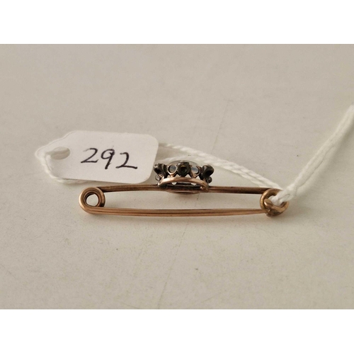 292 - A gold moonstone and diamond brooch (one diamond missing) 2.1 g