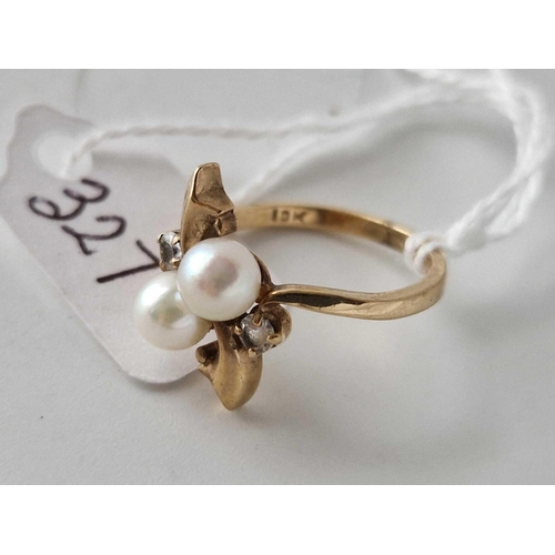 327 - A ring with two pearls, 10ct, size K, 2.7 g.