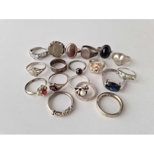 363 - Eighteen assorted silver rings, 60 g