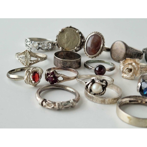 363 - Eighteen assorted silver rings, 60 g