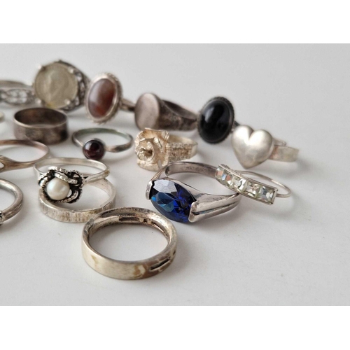 363 - Eighteen assorted silver rings, 60 g