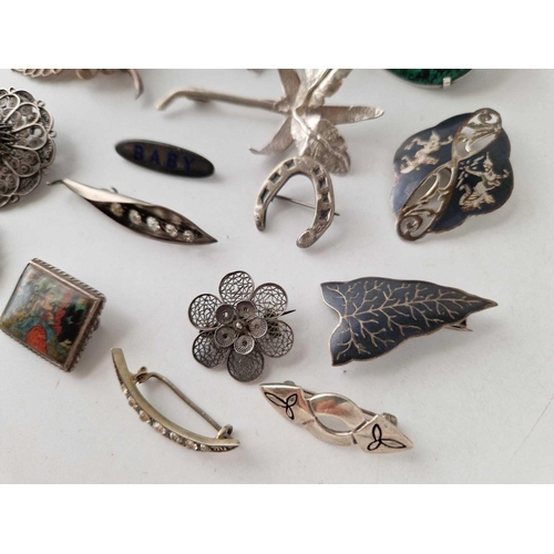 365 - Sixteen silver brooches, 98 g