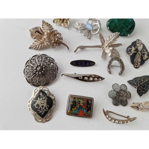 365 - Sixteen silver brooches, 98 g