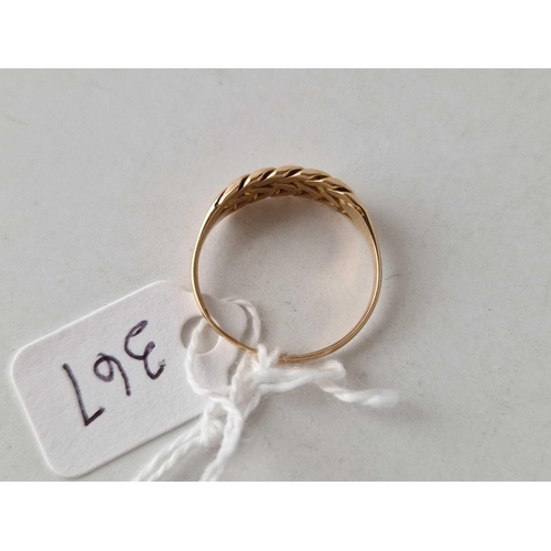 367 - A keeper ring, 18ct, size Q, 2.7 g