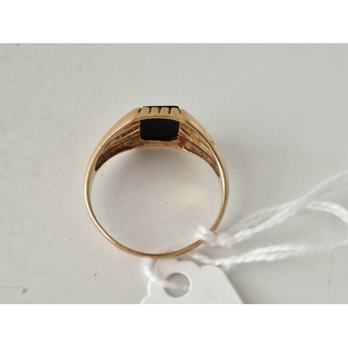 407 - A black onyx ring 9ct size Y 3 gms